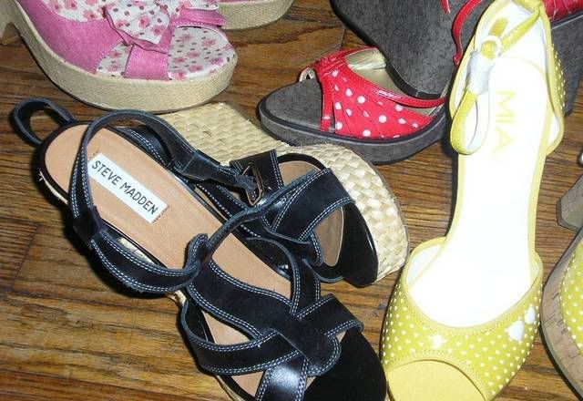 martita7-18-08shoeshopping.jpg picture by martitalinda