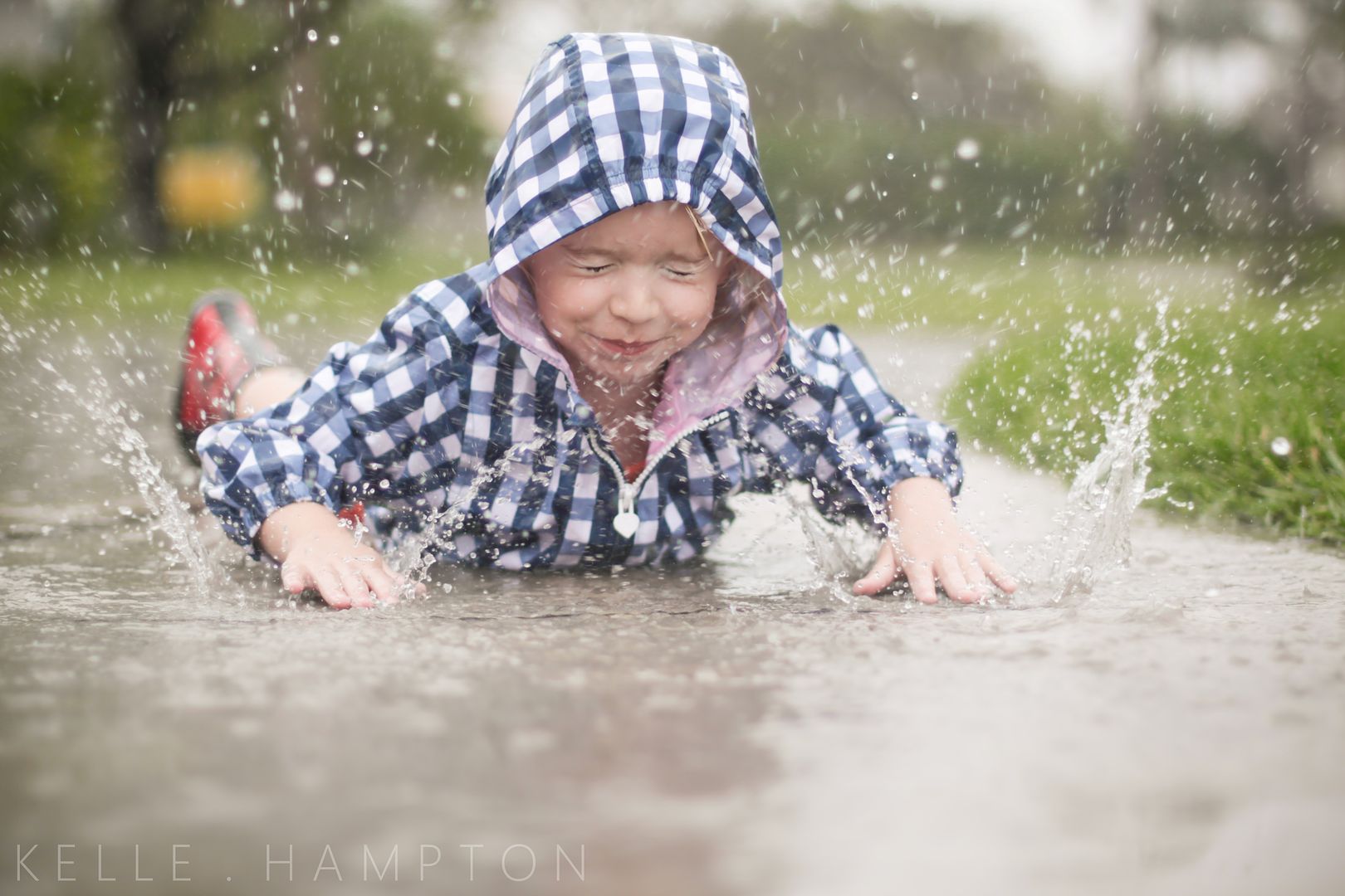 Детская песня по лужам. Ребенок в луже. Дети дождя. Малыш под дождем. Ливень для детей.